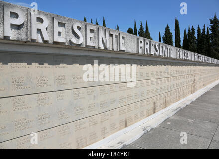 Redipuglia, rendez-vous, de l'Italie - le 3 juin 2017 : grand monument commémoratif de la Première Guerre mondiale avec texte PRESENTE que signifie présenter en langue italienne Banque D'Images