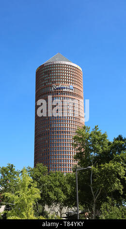 Lyon, France - 16 août 2018 : gratte-ciel moderne appelé tour Part-Dieu et le nom de l'hôtel Radisson Blu et ciel bleu en arrière-plan Banque D'Images