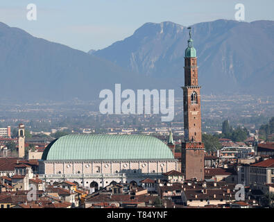 Vicenza, VI, Italie - 27 Avril 2019 : monument appelé Basilique palladienne par l'architecte Andrea Palladio et la grosse horloge tour appelée Torre Bissara Banque D'Images