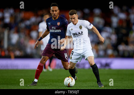 Valence, Espagne - 09 MAI : Kevin Gameiro (R) de Liverpool FC est en concurrence pour le bal avec Pierre-Emerick Aubameyang d'Arsenal au cours de l'UEFA Europa League Semi finale deuxième match de jambe entre Valence et l'Arsenal, à l'Estadio Mestalla le 9 mai 2019 à Valence, en Espagne. (Photo de David Aliaga/MO Media) Banque D'Images