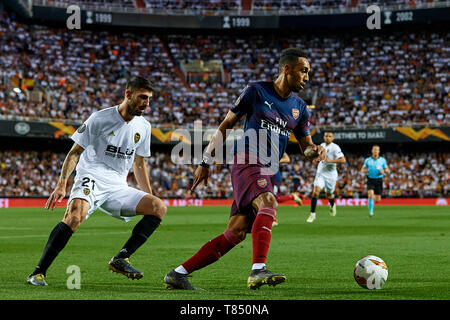 Valence, Espagne - 09 MAI : Pierre-Emerick Aubameyang (R) d'Arsenal est en concurrence pour le bal avec Cristiano Piccini de Valence CF au cours de l'UEFA Europa League Semi finale deuxième match de jambe entre Valence et l'Arsenal, à l'Estadio Mestalla le 9 mai 2019 à Valence, en Espagne. (Photo de David Aliaga/MO Media) Banque D'Images