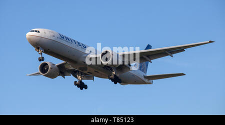 United Airlines Boeing 777 N77012 en approche finale à l'aéroport de Londres Heathrow LHR Banque D'Images