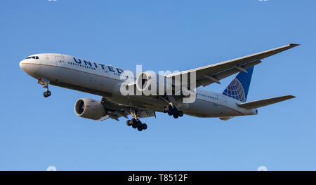 United Airlines Boeing 777 N77012 en approche finale à l'aéroport de Londres Heathrow LHR Banque D'Images