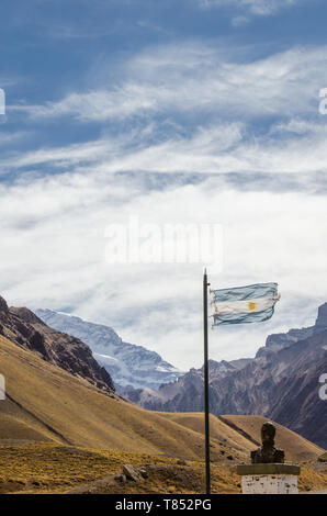 De brandir le drapeau de l'Argentine avec buste historique et de l'Aconcagua derrière. Banque D'Images