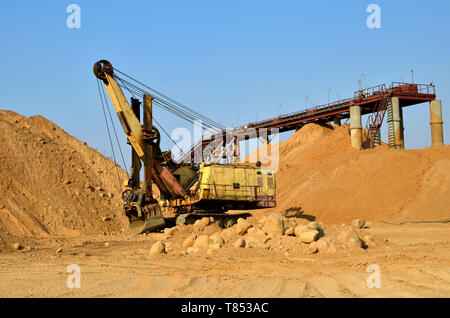 Pelle large dans une carrière pour l'extraction de sable, de gravier, de décombres, de quartz et autres minéraux Banque D'Images