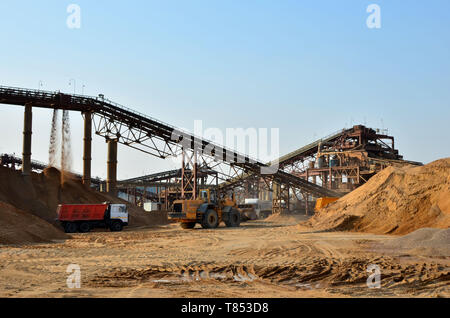 Volant chargeur avant le déchargement du sable dans les dump truck. Usine de concassage, de machines et de matériel de concassage, broyage, pierre et sable tri b Banque D'Images