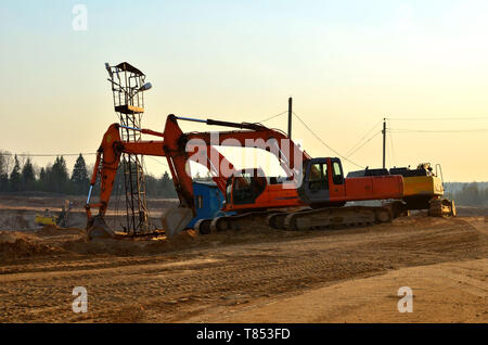 Groupe de la pelle dans une carrière pour l'extraction de sable, de gravier, de décombres, de quartz et autres minéraux - Image Banque D'Images