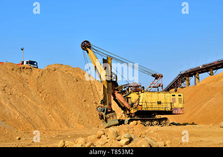 Pelle large dans une carrière pour l'extraction de sable, de gravier, de décombres, de quartz et autres minéraux Banque D'Images