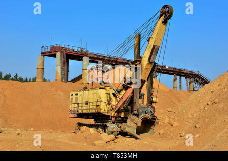 Pelle large dans une carrière pour l'extraction de sable, de gravier, de décombres, de quartz et autres minéraux Banque D'Images