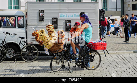 Bretzel Mobile vendeur vend de sa bicyclette à Berlin Banque D'Images