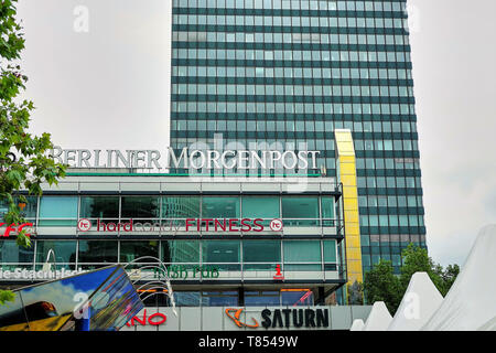 Journal Berliner Morgenpost signer au sommet d'édifice au centre de Berlin Banque D'Images