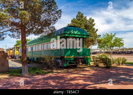 Barstow, CA / USA - Le 14 avril 2019 : Green vintage railroad passenger voiture au Western America Railroad Museum situé à l'Barstow Harvey House à Banque D'Images