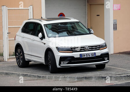 Roquebrune-Cap-Martin, France - le 8 mai 2019 : Blanc De Luxe Volkswagen Tiguan 2.0 TDI 240 R-Line SUV garé dans la rue, un véhicule multisegment Compact (CU Banque D'Images