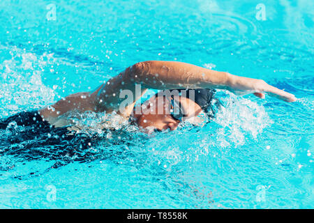 Le crawl natation Femme Banque D'Images