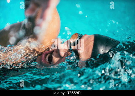Le crawl natation Femme Banque D'Images
