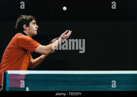 Joueur de tennis de table servant Banque D'Images