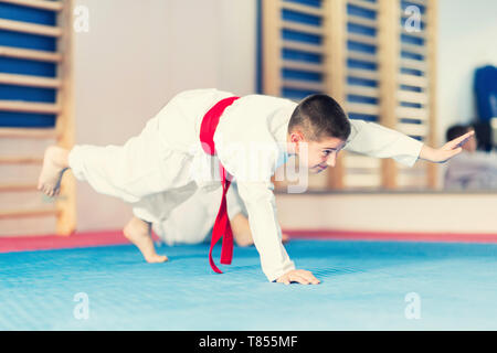 Garçon dans la classe de taekwondo Banque D'Images