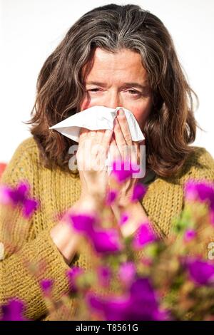 Femme avec hayfever Banque D'Images