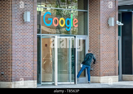 Fulton Market, Chicago-May 4, 2019 : un salarié entrant dans la porte avant à Google bureau d'entreprise sur la rue Morgan. Des affaires dans l'Illinois. Banque D'Images