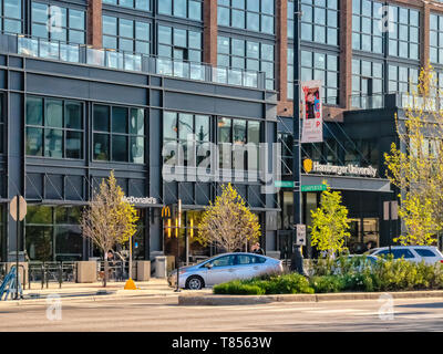 Boucle de l'Ouest, Chicago-May 4, 2019 : l'Université d'Hamburger, McDonald's siège social situé sur la côté ouest. Main Street à Chicago. Illinoi Banque D'Images