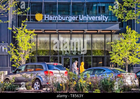 Boucle de l'Ouest, Chicago-May 4, 2019 : Les gens passent devant l'entrée principale de l'Université d'Hamburger, McDonald's siège social, situé sur la côté ouest près de. Ma Banque D'Images