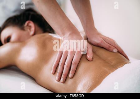 Massage du dos Banque D'Images