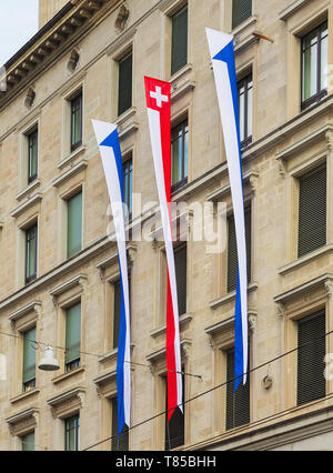 Zurich, Suisse - 1 août 2016 : une partie de la façade d'un bâtiment dans la partie historique de la ville de Zurich décorée de drapeaux de Zurich et S Banque D'Images