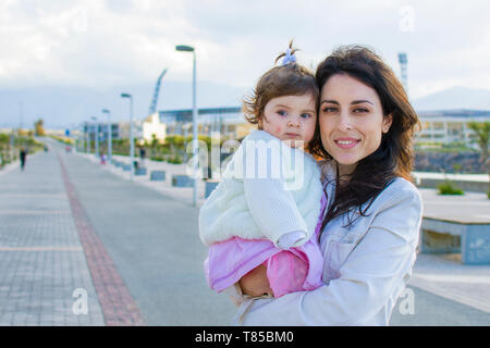 Mère et fille à l'extérieur Banque D'Images