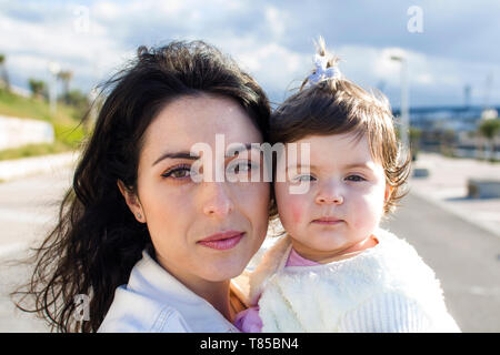 Mère et fille à l'extérieur Banque D'Images