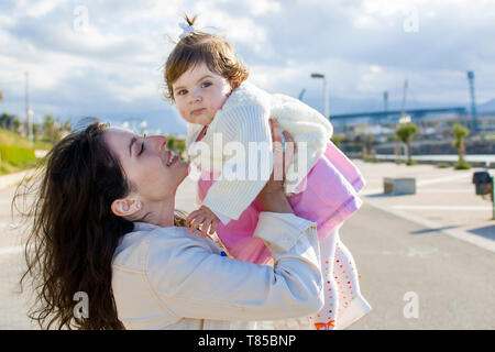 Mère et fille à l'extérieur Banque D'Images