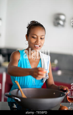 Jeune femme balinaise de préparer les aliments avec de la tomate en meal Banque D'Images