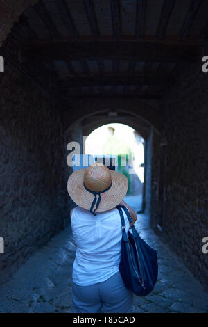 Personnes âgées l'exploration touristique petite allée dans le centre-ville de Sienne en Toscane Banque D'Images