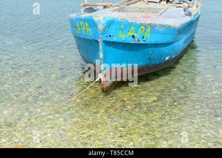 Ancien peint bleu traditionnel bateau de pêche albanais sur la mer cristalline de l'eau baie de Palerme l'Albanie Banque D'Images