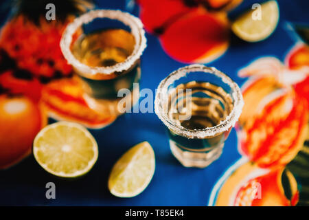 Shot de tequila mexicaine avec de la chaux et le sel au Mexique Banque D'Images