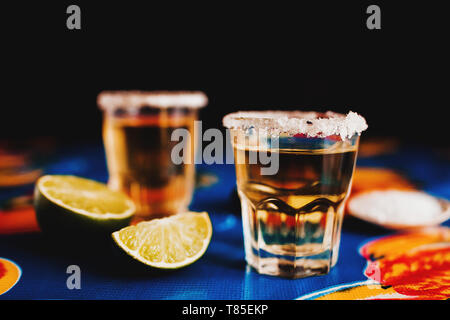 Shot de tequila mexicaine avec de la chaux et le sel au Mexique Banque D'Images