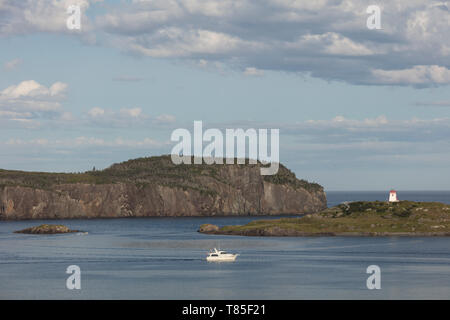 Trinité, Terre-Neuve, Canada - le 12 août 2018 : Le phare de Fort Point vu de la ville de Trinity. ( Ryan Carter ) Banque D'Images