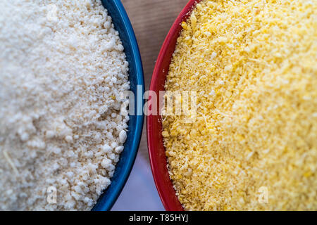 Garri rouge et jaune dans des bols sur la table - fine traditionnelle nigériane Banque D'Images