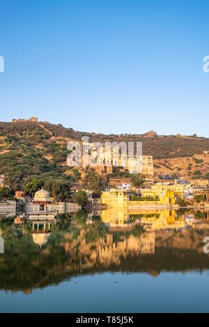 L'Inde, du Rajasthan, Bundi, palais de Bundi ou Garh Palace et la vieille ville se reflètent dans Nawal Sagar Lake Banque D'Images