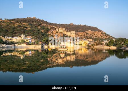 L'Inde, du Rajasthan, Bundi, palais de Bundi ou Garh Palace et la vieille ville se reflètent dans Nawal Sagar Lake Banque D'Images