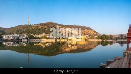 L'Inde, du Rajasthan, Bundi, palais de Bundi ou Garh Palace et la vieille ville se reflètent dans Nawal Sagar Lake Banque D'Images