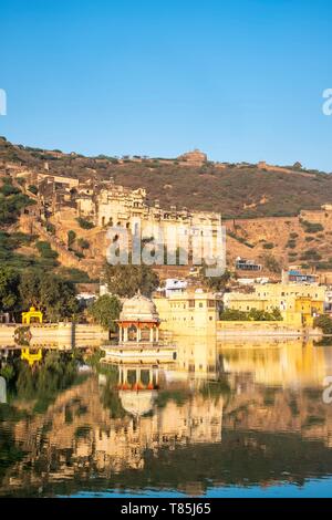 L'Inde, du Rajasthan, Bundi, palais de Bundi ou Garh Palace et la vieille ville se reflètent dans Nawal Sagar Lake Banque D'Images