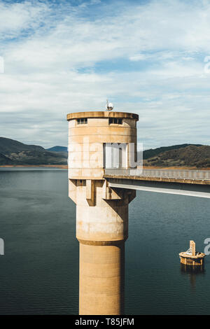 Blowering Dam/réservoir près de Tumut, montagnes enneigées, Nouvelle Galles du Sud Banque D'Images