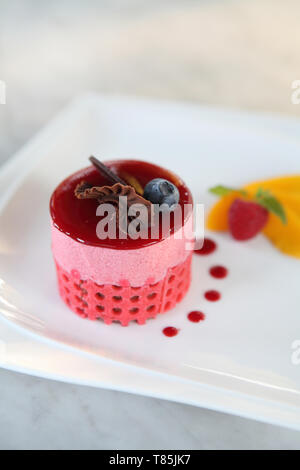 Gâteau mousse aux fraises avec des fruits Banque D'Images