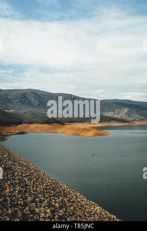 Blowering Dam/réservoir près de Tumut, montagnes enneigées, Nouvelle Galles du Sud Banque D'Images