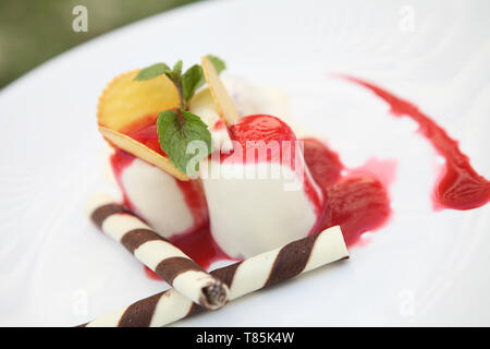 Panna Cotta aux fraises avec de la crème glacée Pouding Banque D'Images