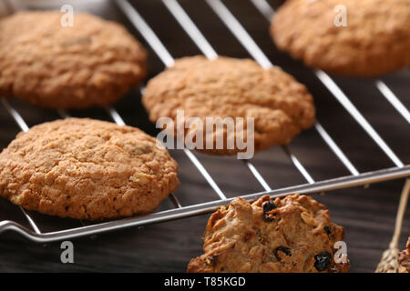 De savoureux biscuits sur une grille, gros plan Banque D'Images