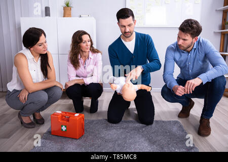 Performing CPR spécialiste sur un mannequin Bébé mannequin de simulation au cours de la formation médicale Banque D'Images