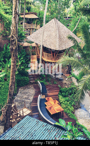 Bamboo hut dans l'architecture traditionnelle balinaise caché dans la jungle de la forêt tropicale. Bali, Indonésie Banque D'Images
