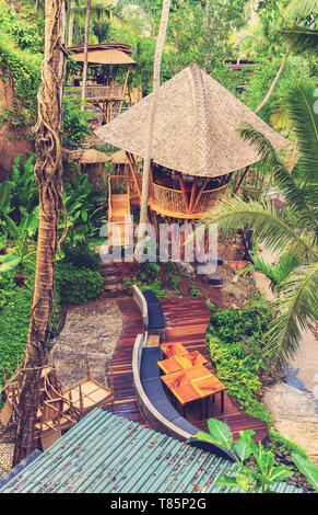 Bamboo House à l'architecture traditionnelle balinaise en forêts tropicales, Jungle Island, Bali, Indonésie Banque D'Images