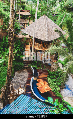 Bamboo House à l'architecture traditionnelle balinaise en forêts tropicales, Jungle Island, Bali, Indonésie Banque D'Images